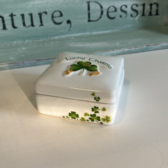 Shamrock Lucky Charms Vintage Trinket Box Blarney Porcelain Made in Ireland - Picture 7 of 8